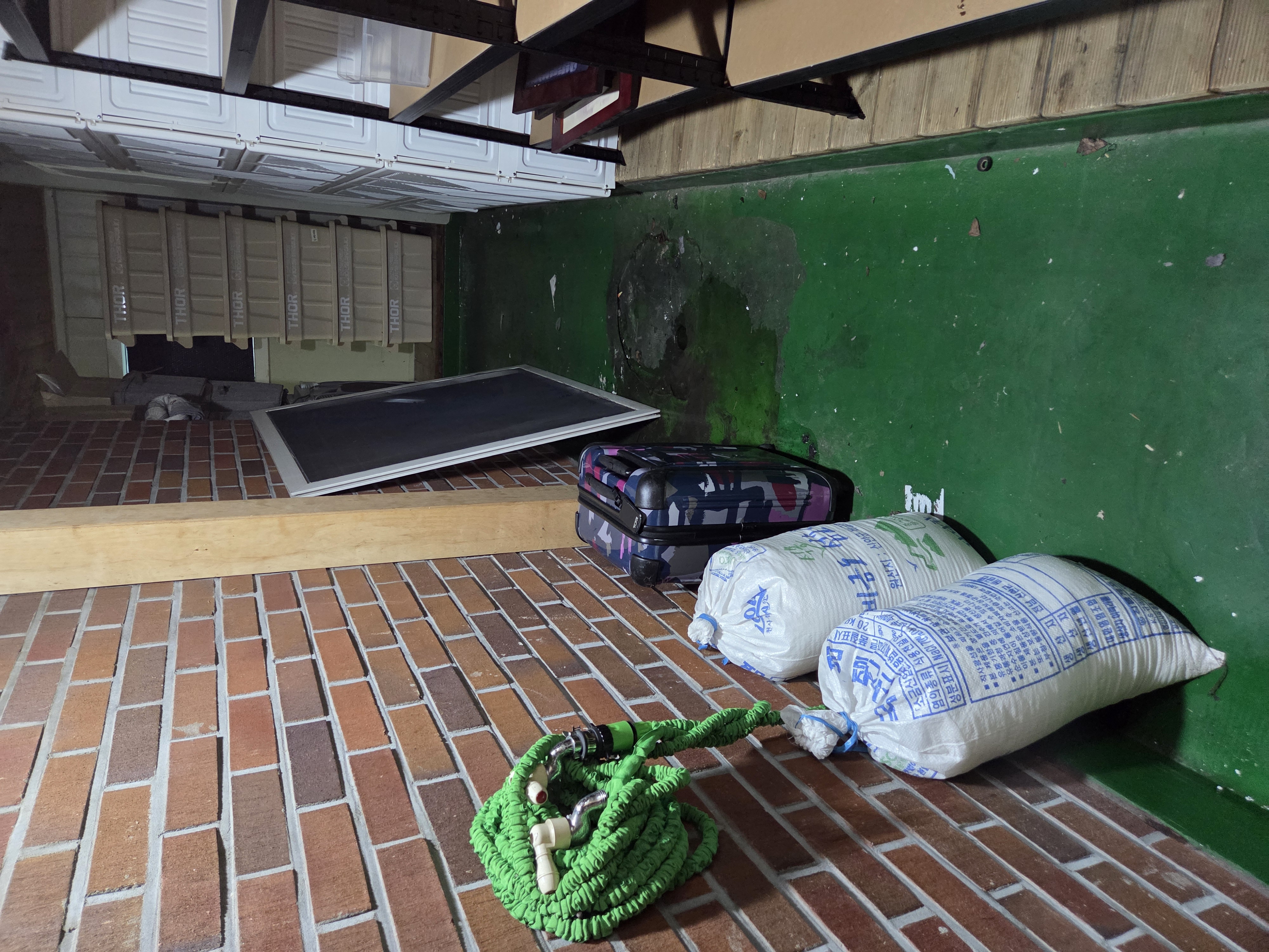 창고 복도가 깔끔하게 정리된 모습