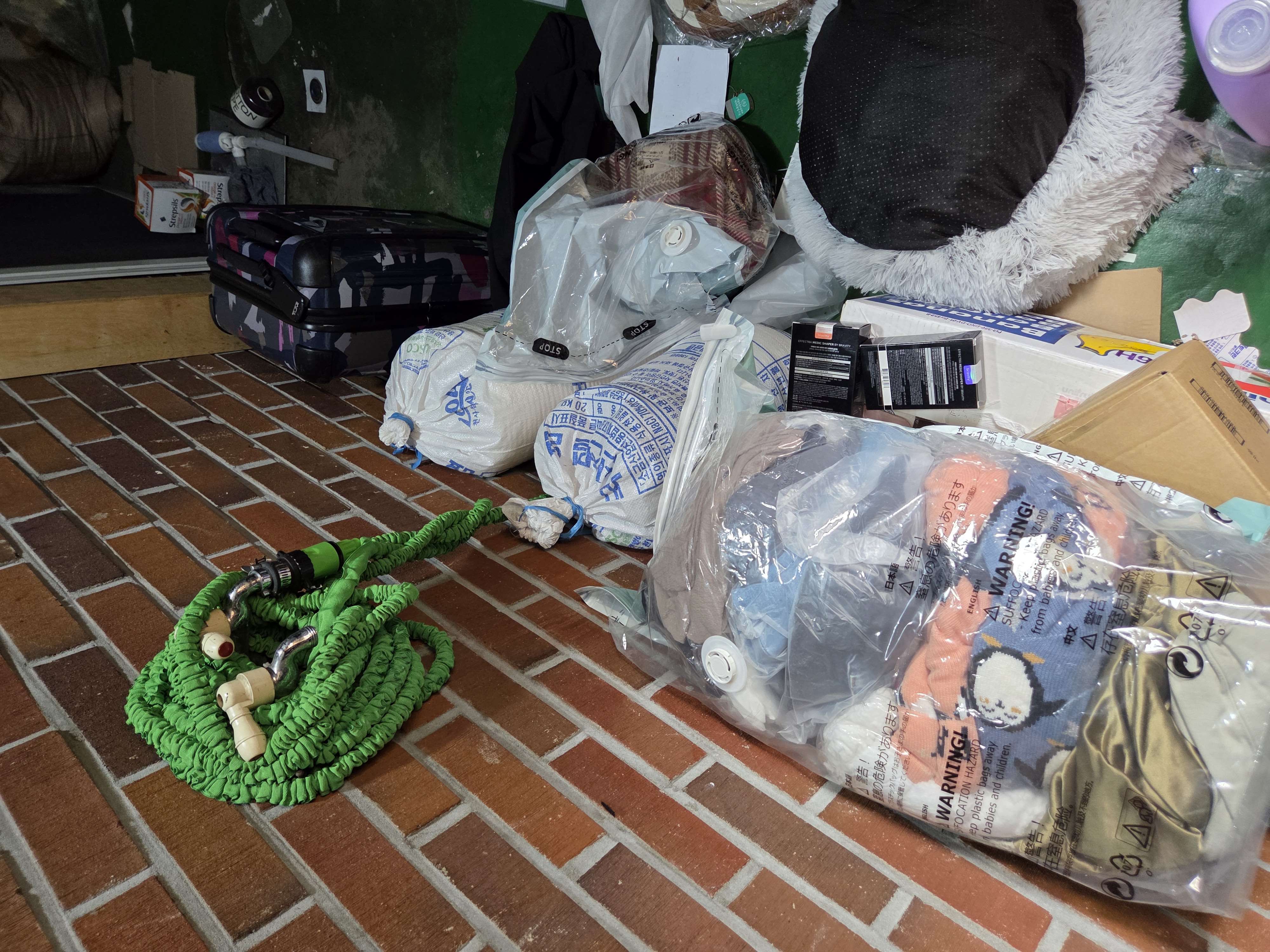 창고 복도에 물건이 쌓여있는 모습