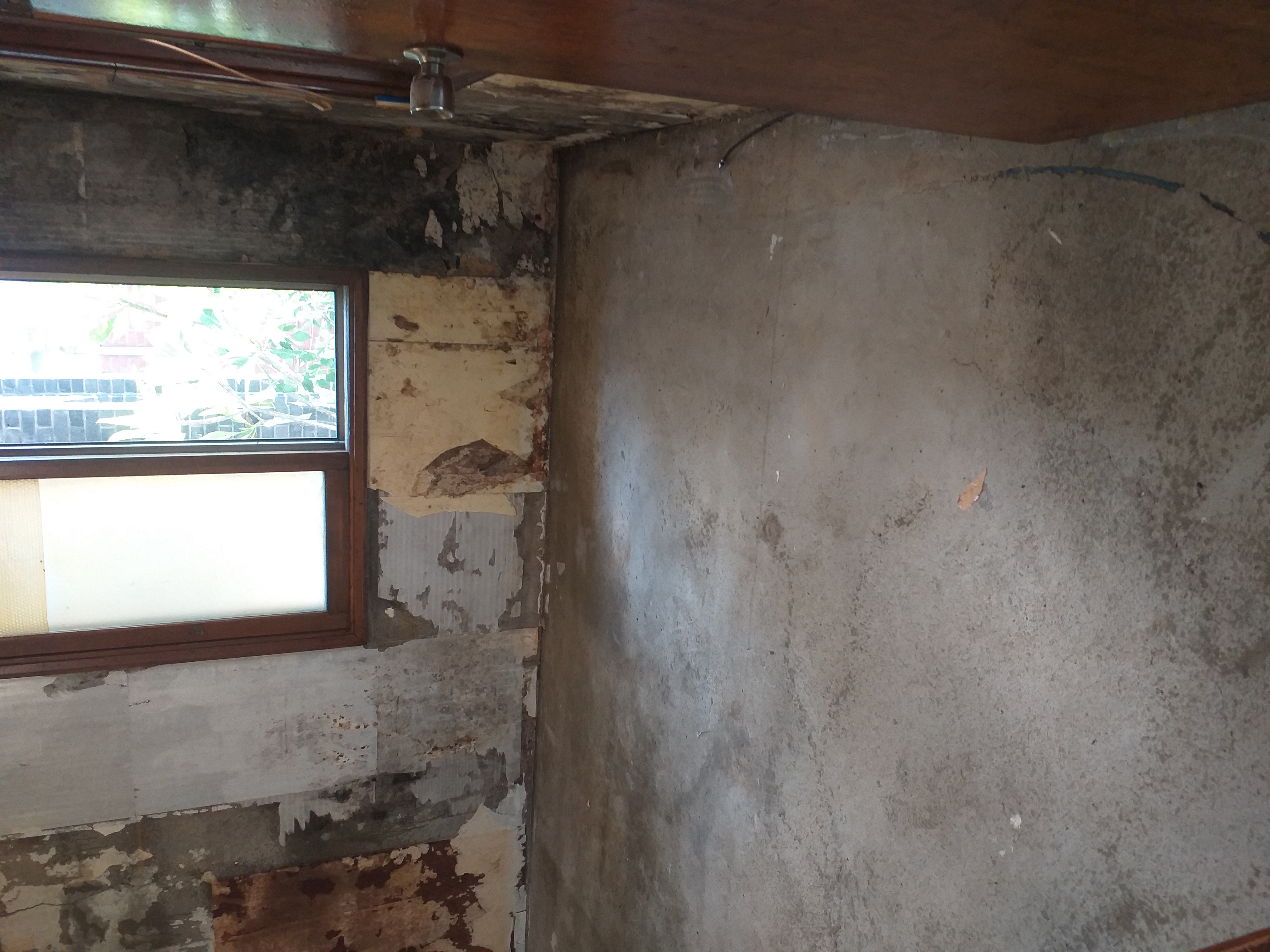 방 안이 비워지고 정리된 모습