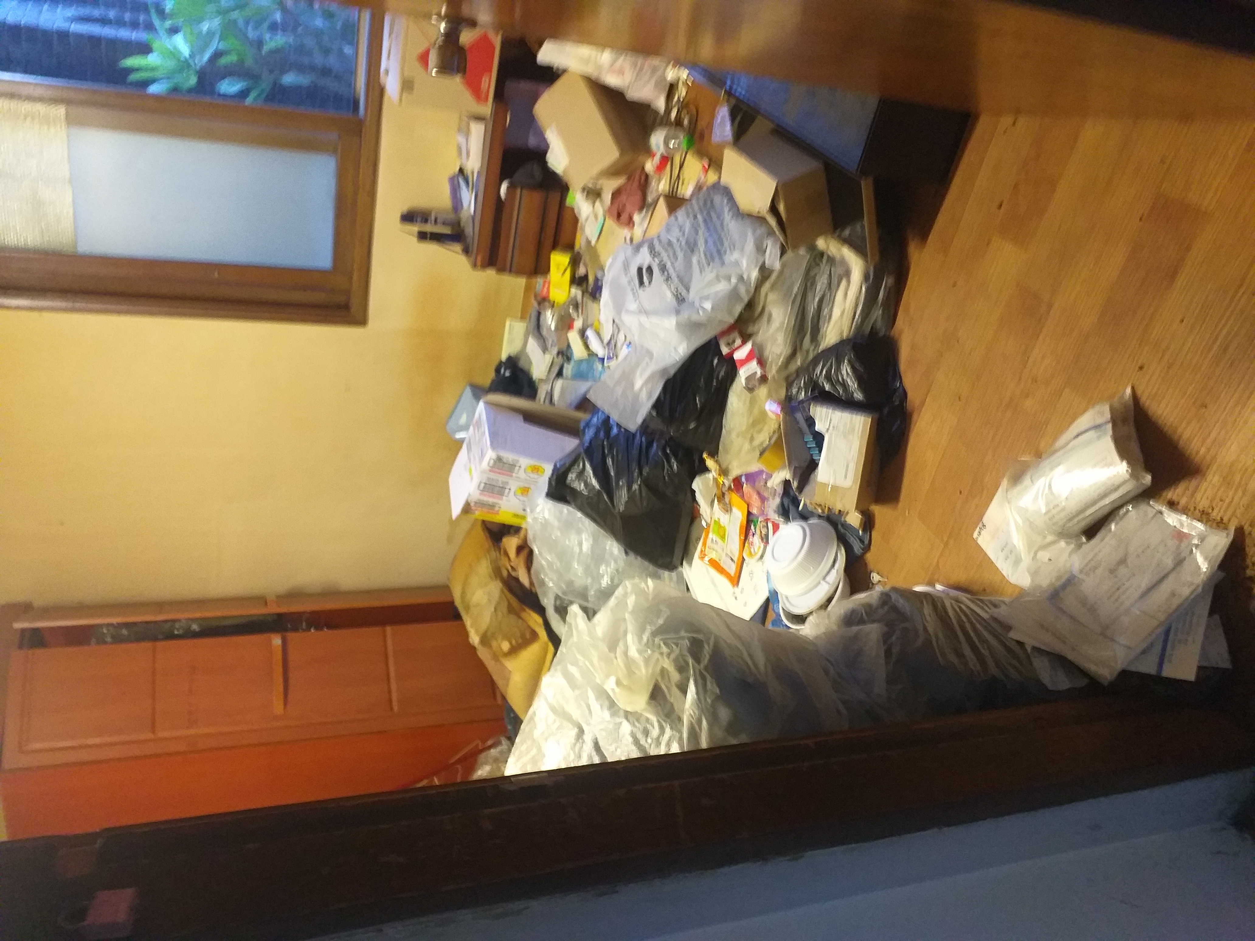 방 안에 쓰레기와 물건이 널려있는 모습