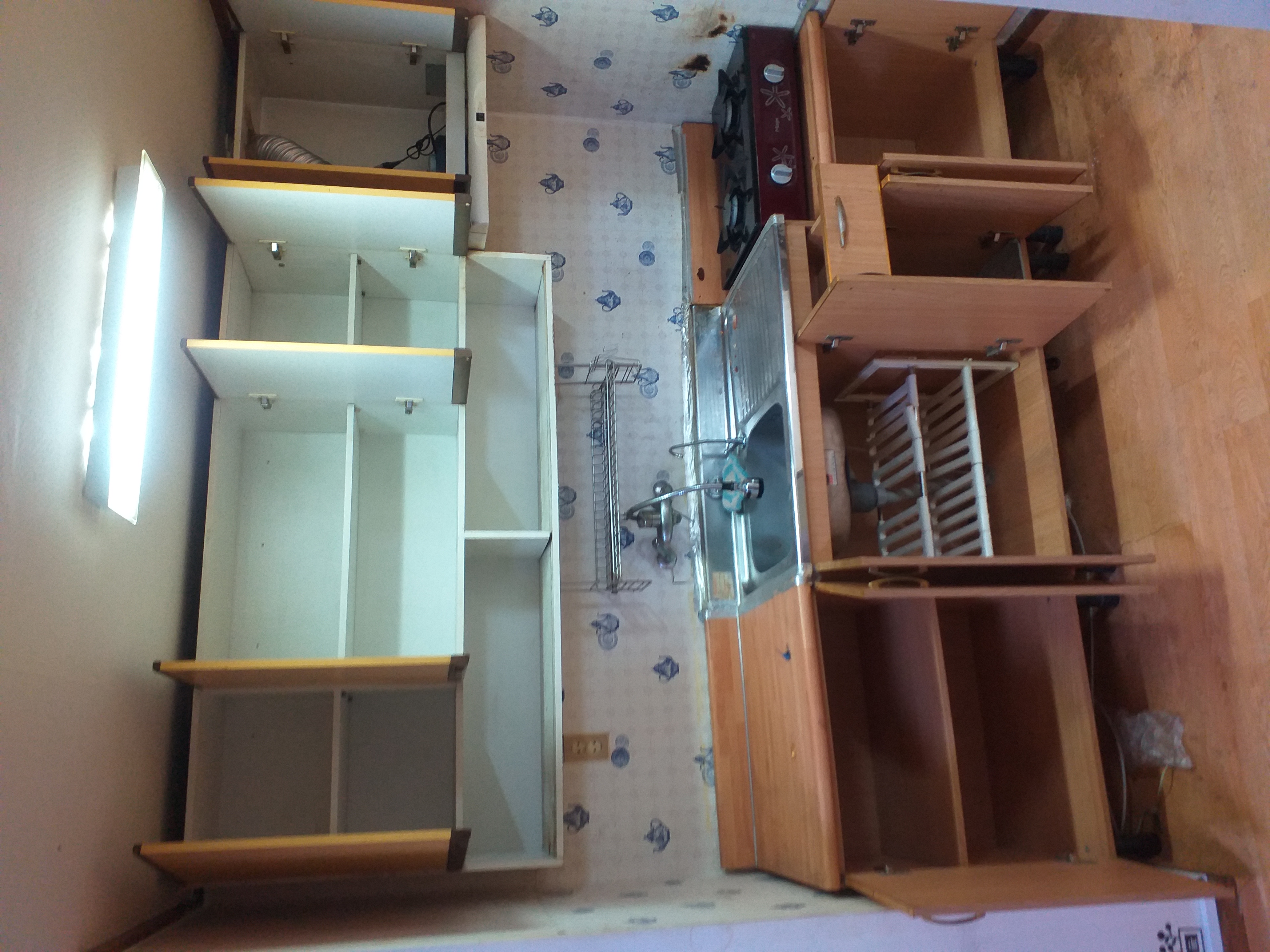 비워지고 정리된 주방 수납장과 조리대