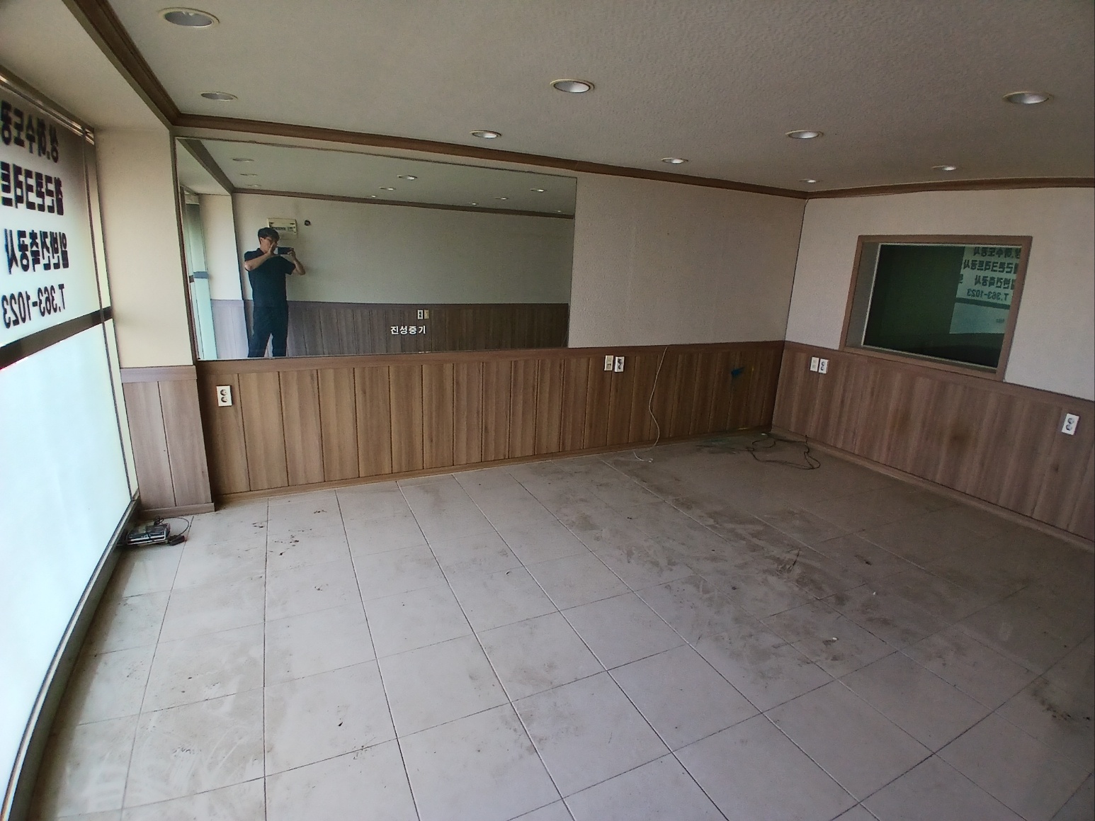 비워지고 깨끗하게 정리된 사무실 공간