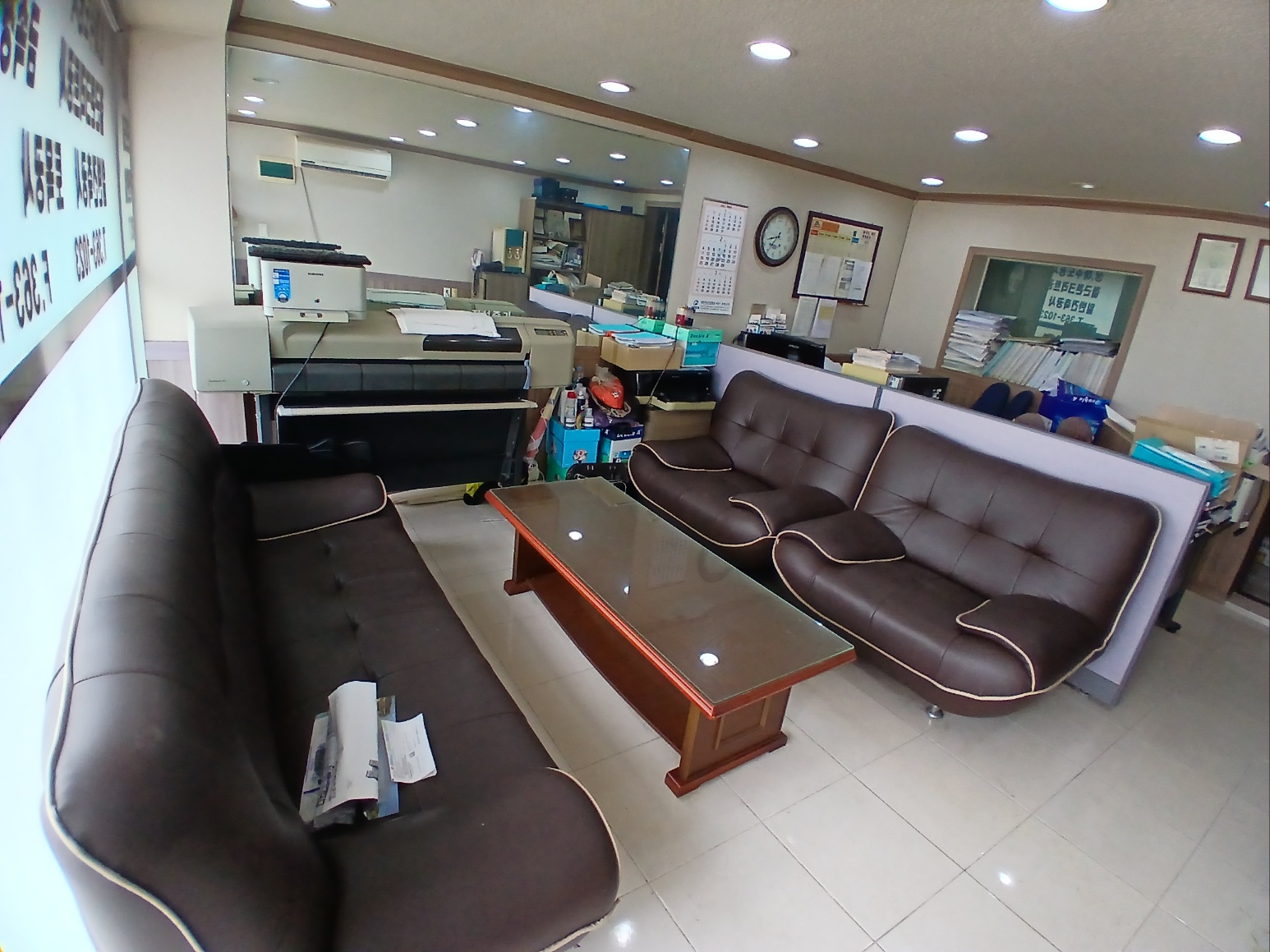 소파와 테이블, 사무용 집기가 가득한 사무실