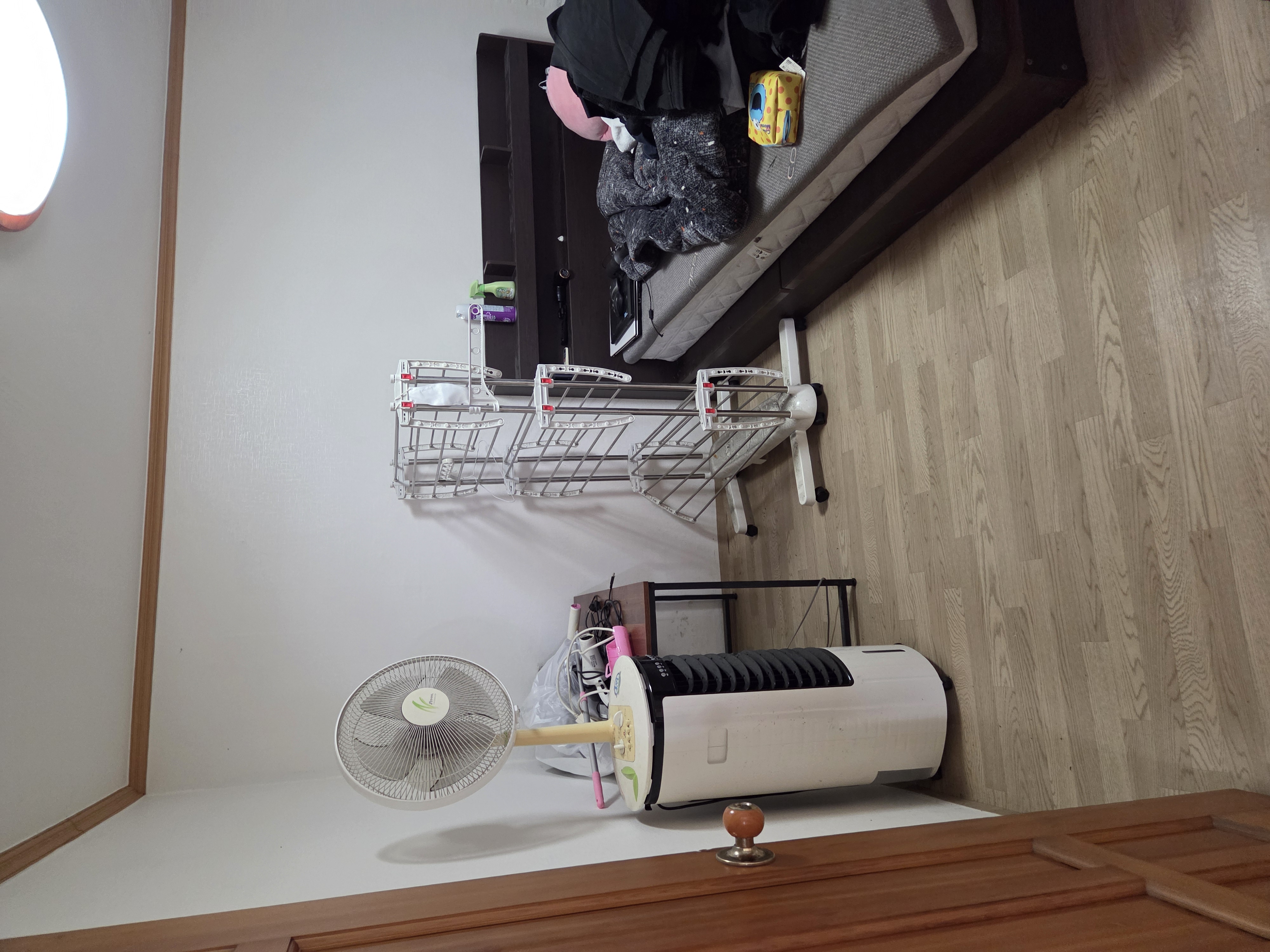 정리된 침실, 침대와 가구만 남아 깔끔하게 정돈된 모습