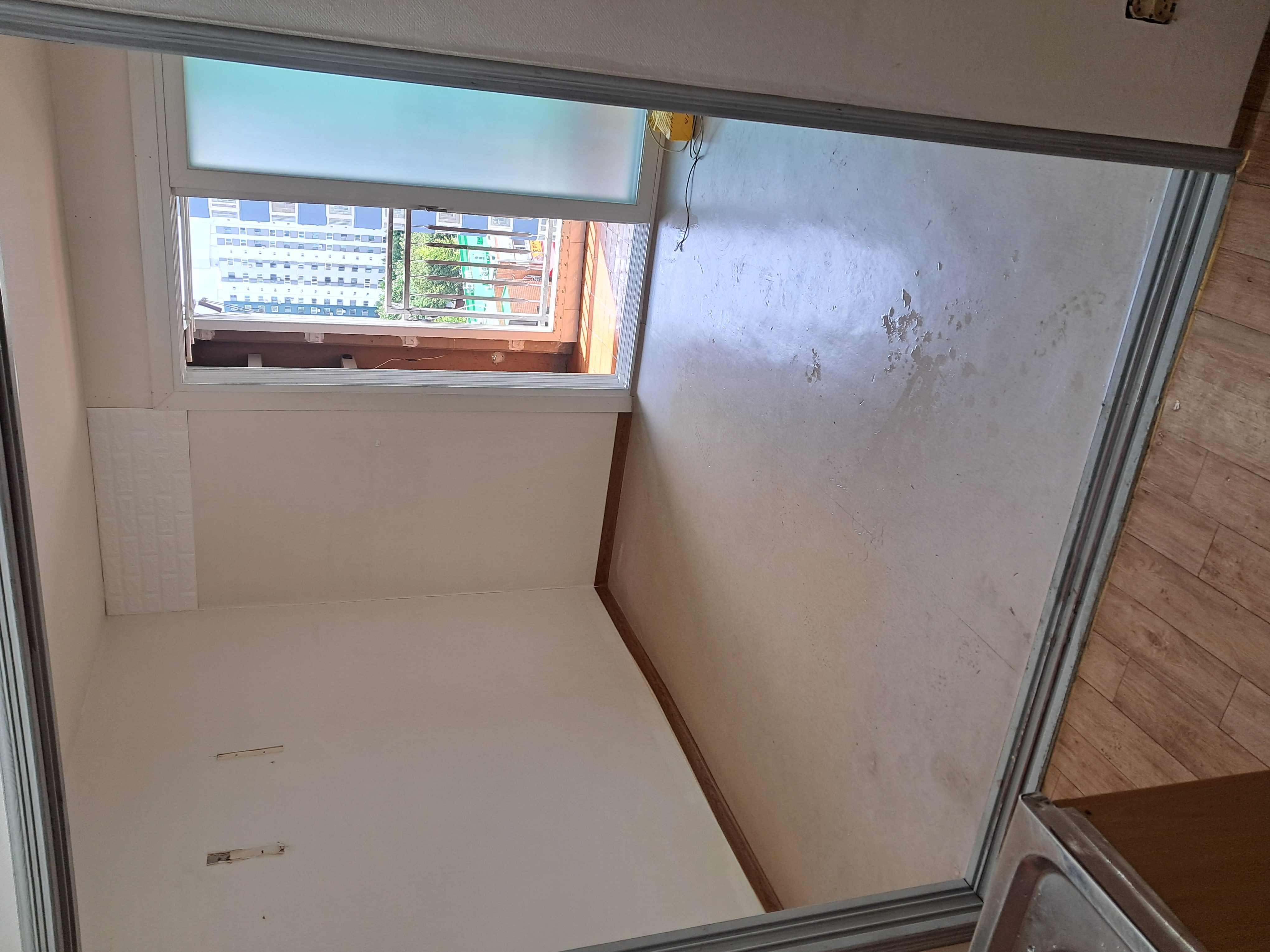 불필요한 짐을 치우고 비워진 깔끔한 방