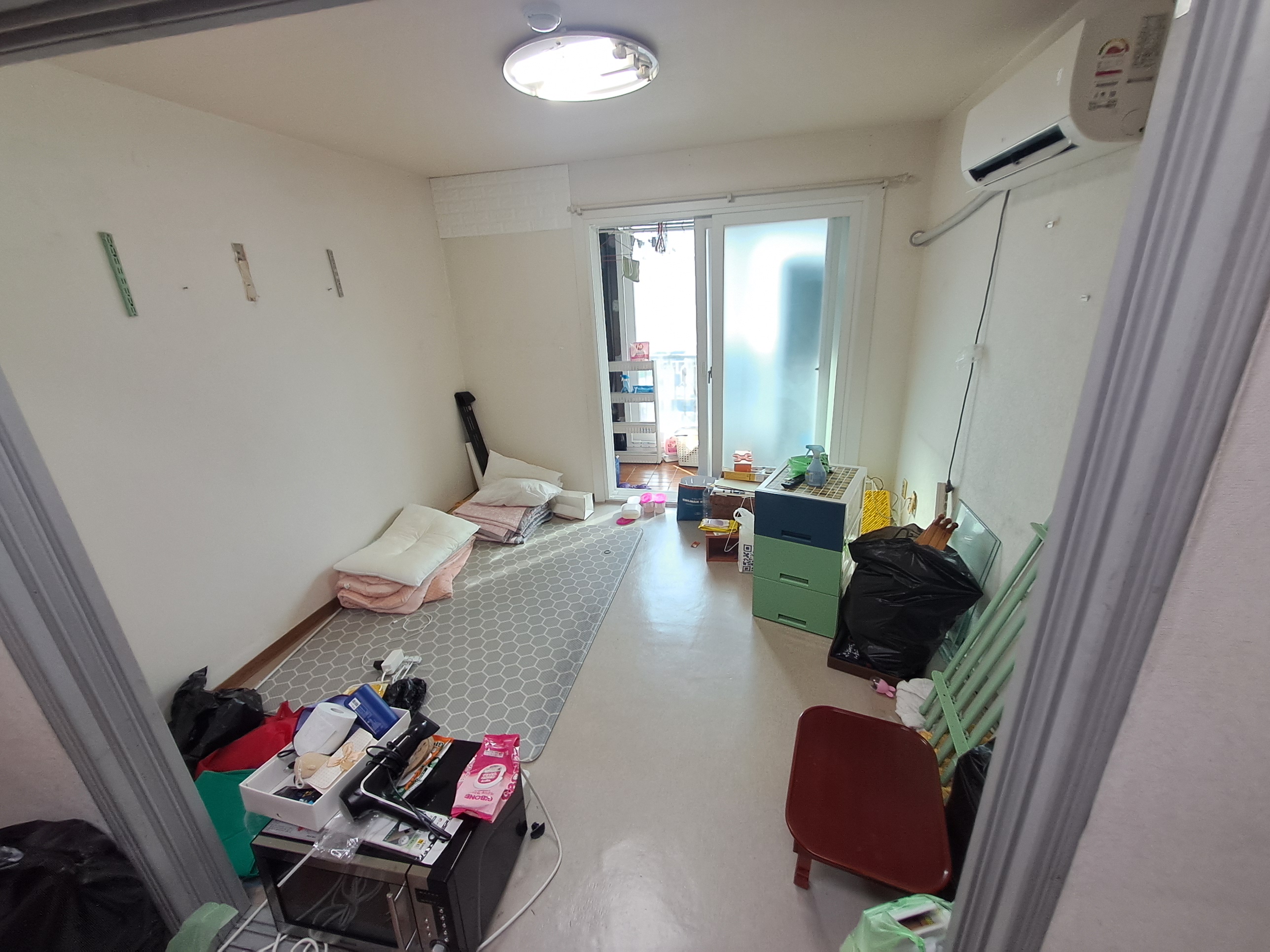 방 안에 가구와 짐이 남아 어수선한 모습
